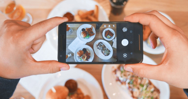 Selfie-uri sau fotografii cu mancare: ce iti face prietenii mai fericiti in retelele sociale?