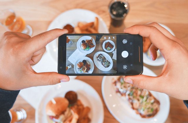 Selfie-uri sau fotografii cu mancare: ce iti face prietenii mai fericiti in retelele sociale?
