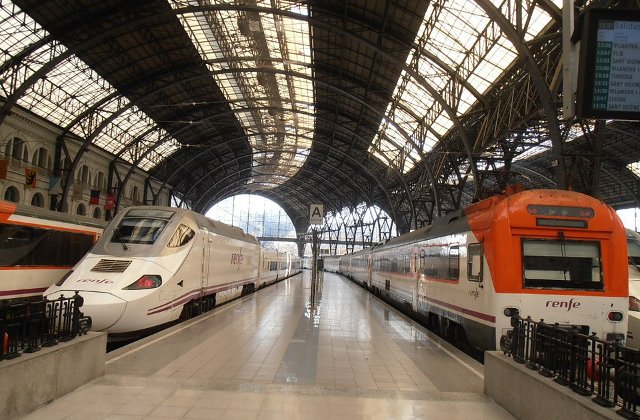 [Foto] [Video] Spania: Accident feroviar in Barcelona, soldat cu cel putin 54 de raniti