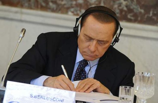 Exista poze cu Berlusconi gol la "bunga bunga"?