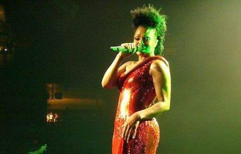 Janet Jackson se maltrata singura