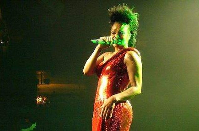 Janet Jackson se maltrata singura