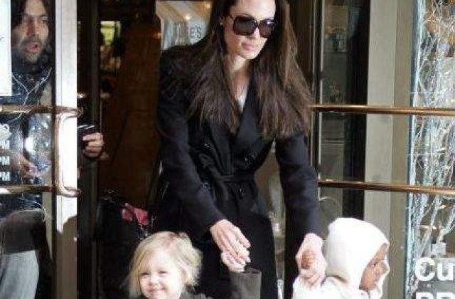 Angelina Jolie vrea sa adopte un copil din Haiti