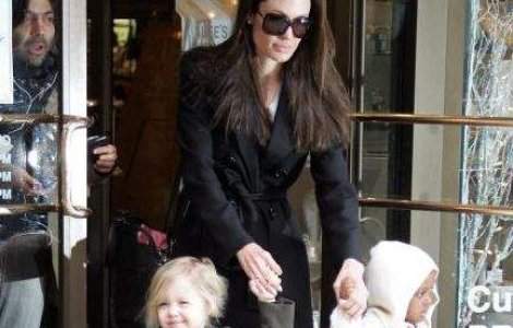 Angelina Jolie vrea sa adopte un copil din Haiti