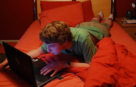 Adolescentii romani "traiesc" pe internet