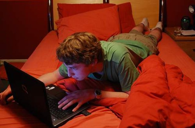 Adolescentii romani "traiesc" pe internet