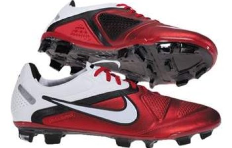 Ghetele purtate de Iniesta, disponibile in Romania