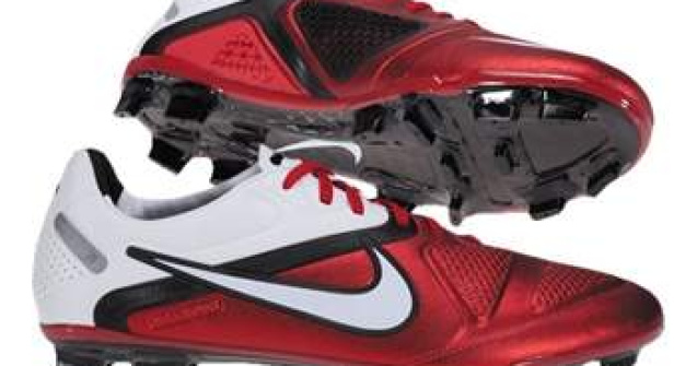 Ghetele purtate de Iniesta, disponibile in Romania