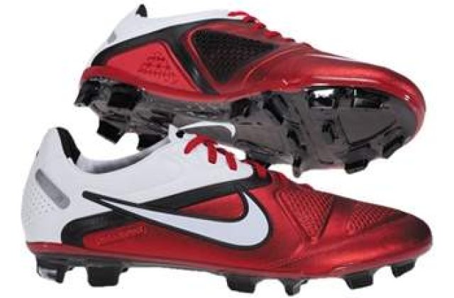 Ghetele purtate de Iniesta, disponibile in Romania