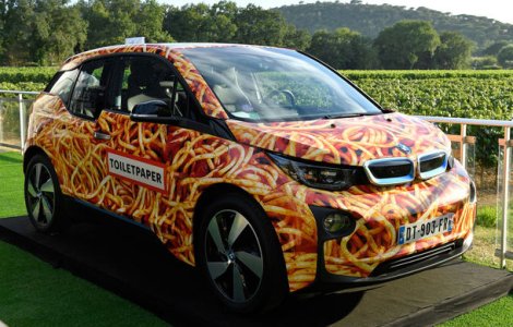 Fundatia lui Leonardo di Caprio a reusit sa obtina 100.000 de euro pentru un BMW i3 decorat cu imaginea unei farfurii de spaghete