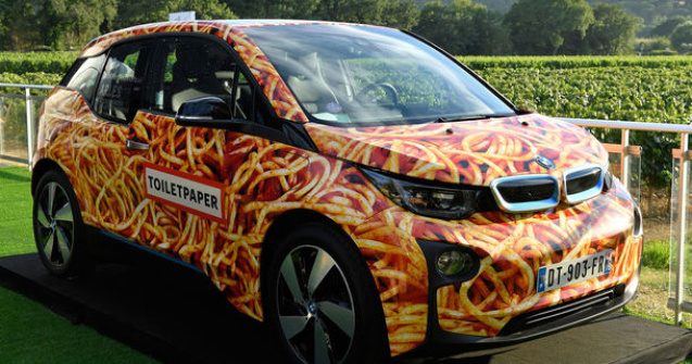 Fundatia lui Leonardo di Caprio a reusit sa obtina 100.000 de euro pentru un BMW i3 decorat cu imaginea unei farfurii de spaghete