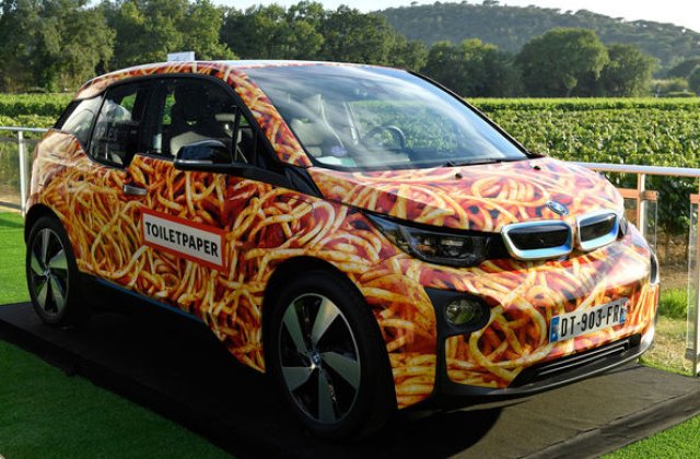 Fundatia lui Leonardo di Caprio a reusit sa obtina 100.000 de euro pentru un BMW i3 decorat cu imaginea unei farfurii de spaghete