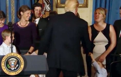 Trump a fost filmat ignorand un baiat cu dizabilitati, care voia sa dea mana cu el / VIDEO