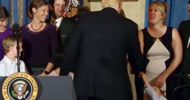Trump a fost filmat ignorand un baiat cu dizabilitati, care voia sa dea mana cu el / VIDEO