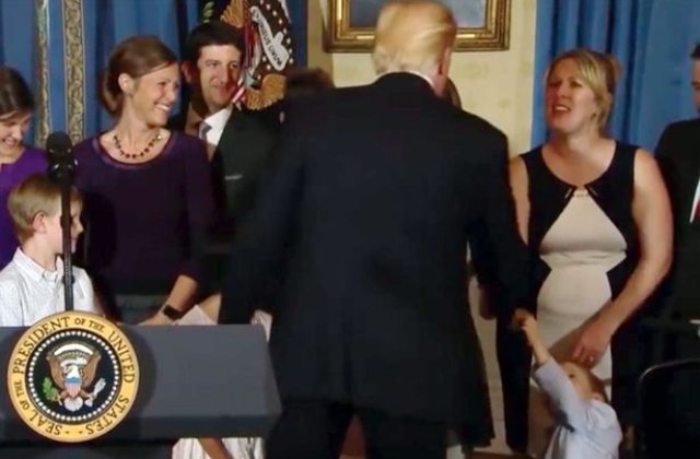 Trump a fost filmat ignorand un baiat cu dizabilitati, care voia sa dea mana cu el / VIDEO