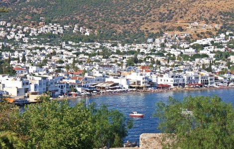 Un mort si patru raniti, dupa ce o persoana inarmata a deschis focul pe o plaja din Bodrum