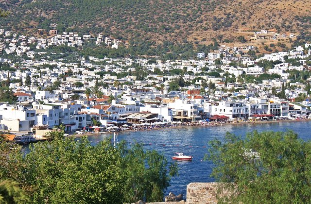 Un mort si patru raniti, dupa ce o persoana inarmata a deschis focul pe o plaja din Bodrum