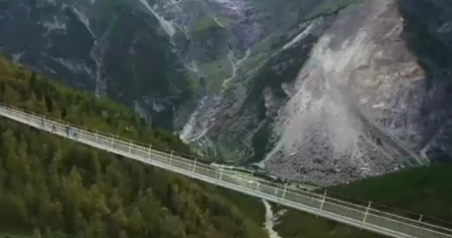  Video  Cel mai lung pod pietonal suspendat a fost inaugurat in Alpii Elvetieni