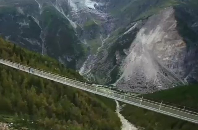 [VIDEO] Cel mai lung pod pietonal suspendat a fost inaugurat in Alpii Elvetieni