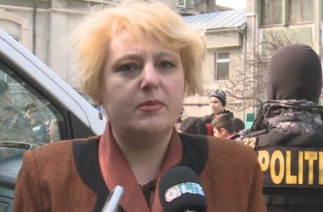 Consiliera lui Carmen Dan, pensionata la 44 de ani si reangajata pe aceeasi functie. Venituri totale: peste 30.000 lei lunar