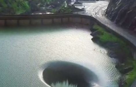 A zburat cu o drona intr-o gaura din mijocul unui lac. Ce a vazut