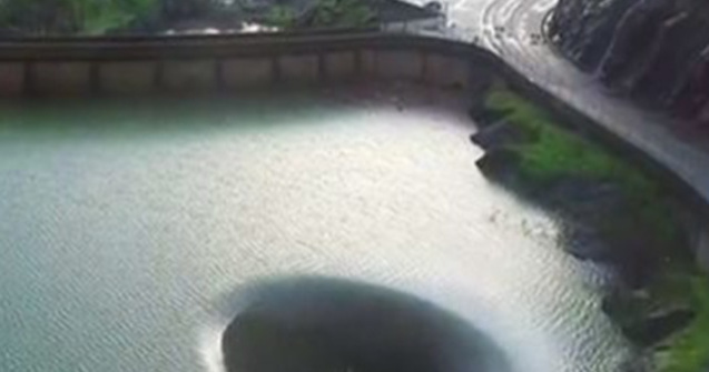 A zburat cu o drona intr-o gaura din mijocul unui lac. Ce a vazut