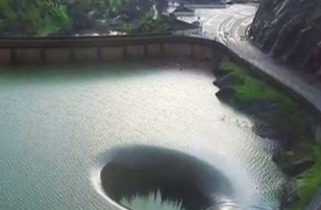 [VIDEO] A zburat cu o drona intr-o gaura imensa din mijocul unui lac. Ce a vazut