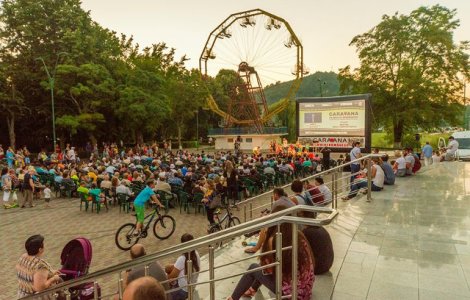 "Caravana filmului romanesc" este in plina desfasurare la Onesti. Proiectii de animatie si invitati de marca