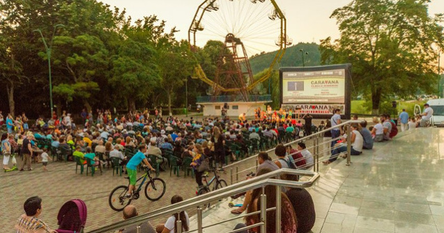"Caravana filmului romanesc" este in plina desfasurare la Onesti. Proiectii de animatie si invitati de marca