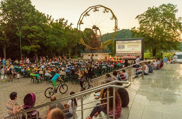 "Caravana filmului romanesc" este in plina desfasurare la Onesti. Proiectii de animatie si invitati de marca