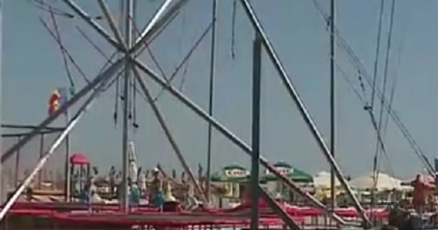 Un copil a cazut dupa ce coarda unei trambuline din spatiul de joaca s-a rupt