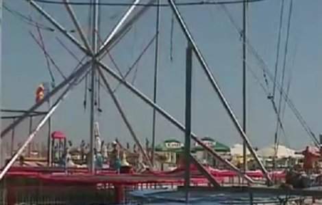 Un copil a cazut dupa ce coarda unei trambuline din spatiul de joaca s-a rupt