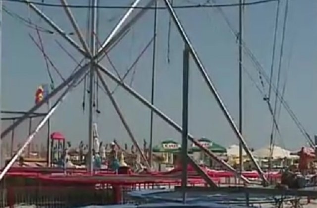 Un copil a cazut dupa ce coarda unei trambuline din spatiul de joaca s-a rupt