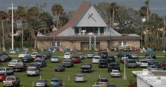Dupa cinema si fast-food, americanii au inventat biserica drive-in. Credinciosii asculta slujba direct din masina