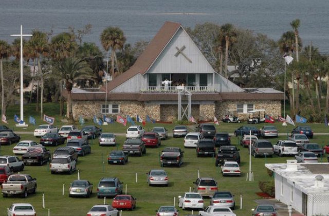 Dupa cinema si fast-food, americanii au inventat biserica drive-in. Credinciosii asculta slujba direct din masina