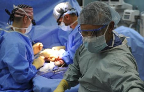 Un copil bolnav de cancer este obligat de lege sa se intoarca in Romania pentru operatie, desi nu va supravietui calatoriei