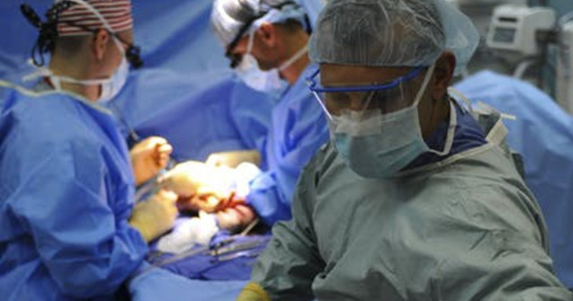 Un copil bolnav de cancer este obligat de lege sa se intoarca in Romania pentru operatie, desi nu va supravietui calatoriei