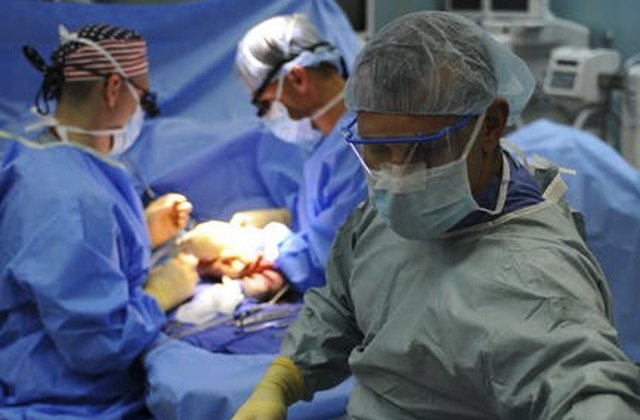 Un copil bolnav de cancer este obligat de lege sa se intoarca in Romania pentru operatie, desi nu va supravietui calatoriei