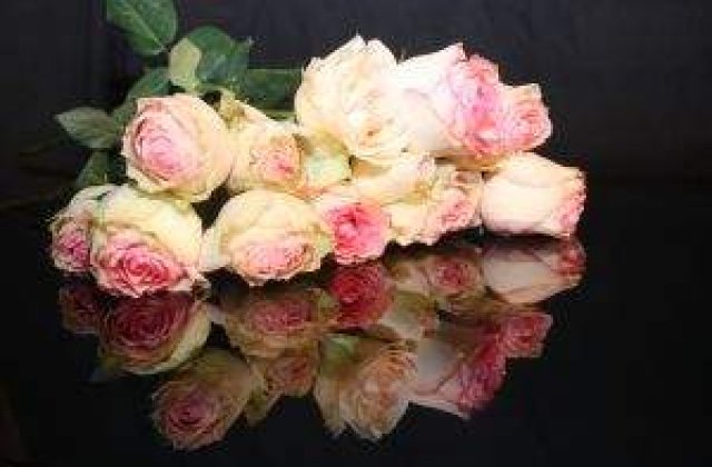 Cati bani vor cheltui romanii pe flori comandate online de Valentine&#39;s Day?