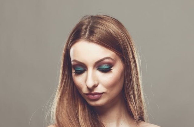 7 tendinte invechite in materie de machiaj care te fac sa arati mai in varsta