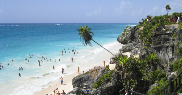 O plaja populara din Mexic, luata cu asalt de mai multi atacatori inarmati. Trei persoane au fost ucise