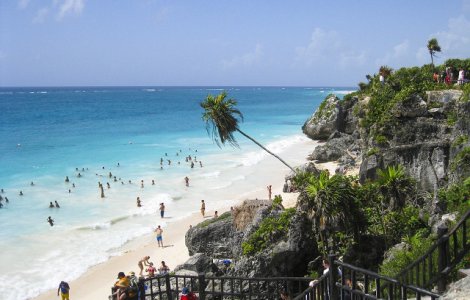 O plaja populara din Mexic, luata cu asalt de mai multi atacatori inarmati. Trei persoane au fost ucise