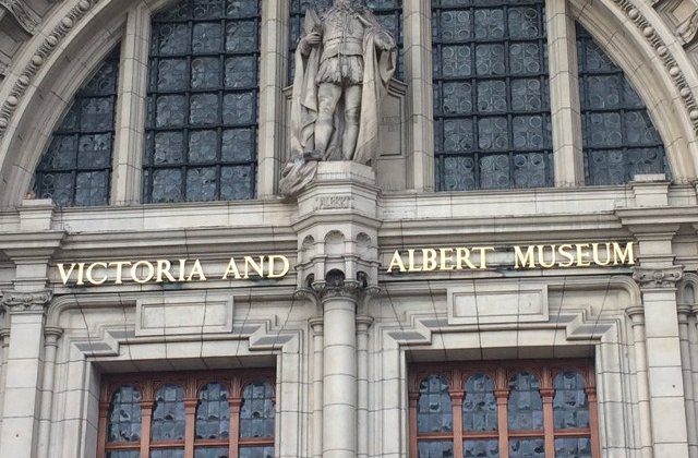 Directorul Victoria and Albert Museum i-a cerut scuze unei femei deranjate in timp ce isi alapta copilul