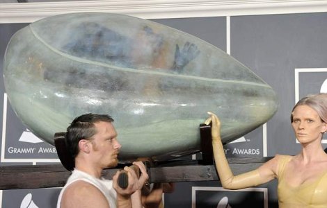  Video  Ce idei i-au mai "clocit" lui Gaga?