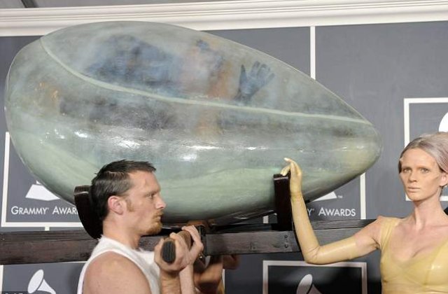 [VIDEO] Ce idei i-au mai "clocit" lui Gaga?