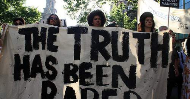 Assange isi protejeaza colaboratorii