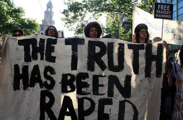 Assange isi protejeaza colaboratorii