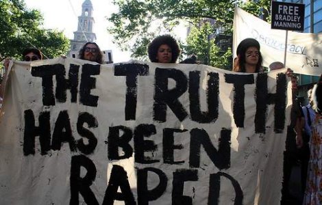 Assange isi protejeaza colaboratorii