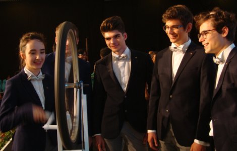 Programul "Hai la Olimpiada!" a sustinut pregatirea elevilor romani medaliati la Olimpiadele Internationale de Fizica si Matematica din acest an