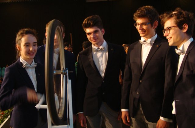 Programul "Hai la Olimpiada!" a sustinut pregatirea elevilor romani medaliati la Olimpiadele Internationale de Fizica si Matematica din acest an